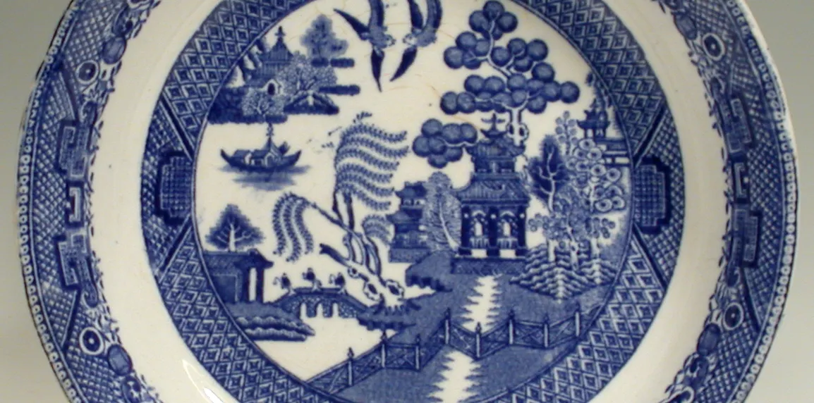 Assiette. Manufacture Adams & Co, William (1779 - 1998), Tunstall, Staffordshire, 1890-1924. Faïence fine, décor Willow Pattern imprimé en bleu sous glaçure..