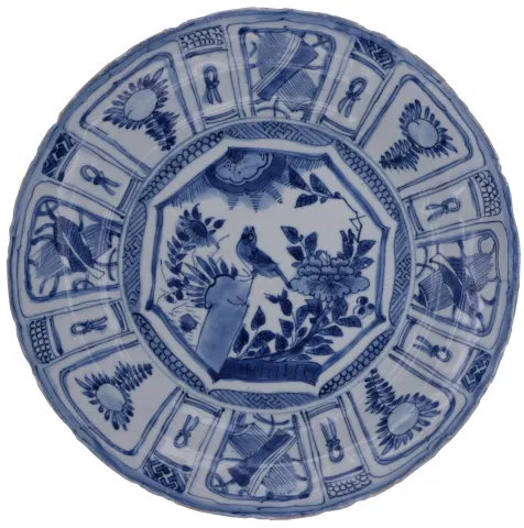 Plat, dynastie Ming, bleu et blanc. Porcelaine sous couverte, décor au cobalt. AR 4468. Photo Lui