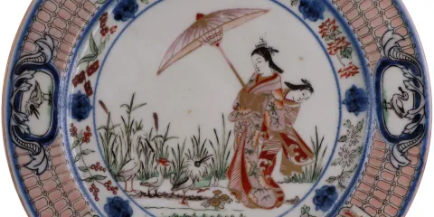 Assiette (détail). La Dame au parasol, d'après Cornelis Pronk, Arita, 1737-1740. Porcelaine, émaux polychromes et or