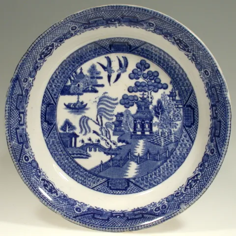 Assiette. Manufacture Adams & Co, William (1779 - 1998), Tunstall, Staffordshire, 1890-1924. Faïence fine, décor Willow Pattern imprimé en bleu sous glaçure..