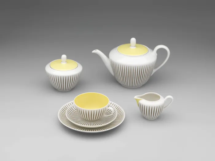 Service à thé avec sucrier et pot à lait. Manufacture de porcelaine de Langenthal (Suisse), 1958 Porcelaine, décor imprimé