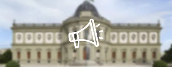 Vue du musée floue avec logo de mégaphone par-dessus